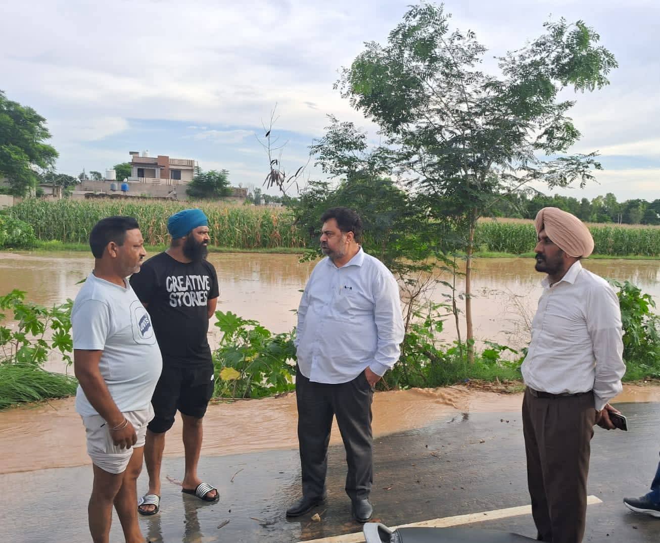 ਐਸਡੀਐਮ ਗੜ੍ਹਸ਼ੰਕਰ ਸੰਜੀਵ ਕੁਮਾਰ ਨੇ ਚੋਆ ਤੋਂ ਪ੍ਰਭਾਵਿਤ ਪਿੰਡਾਂ ਦਾ ਕੀਤਾ ਦੌਰਾ